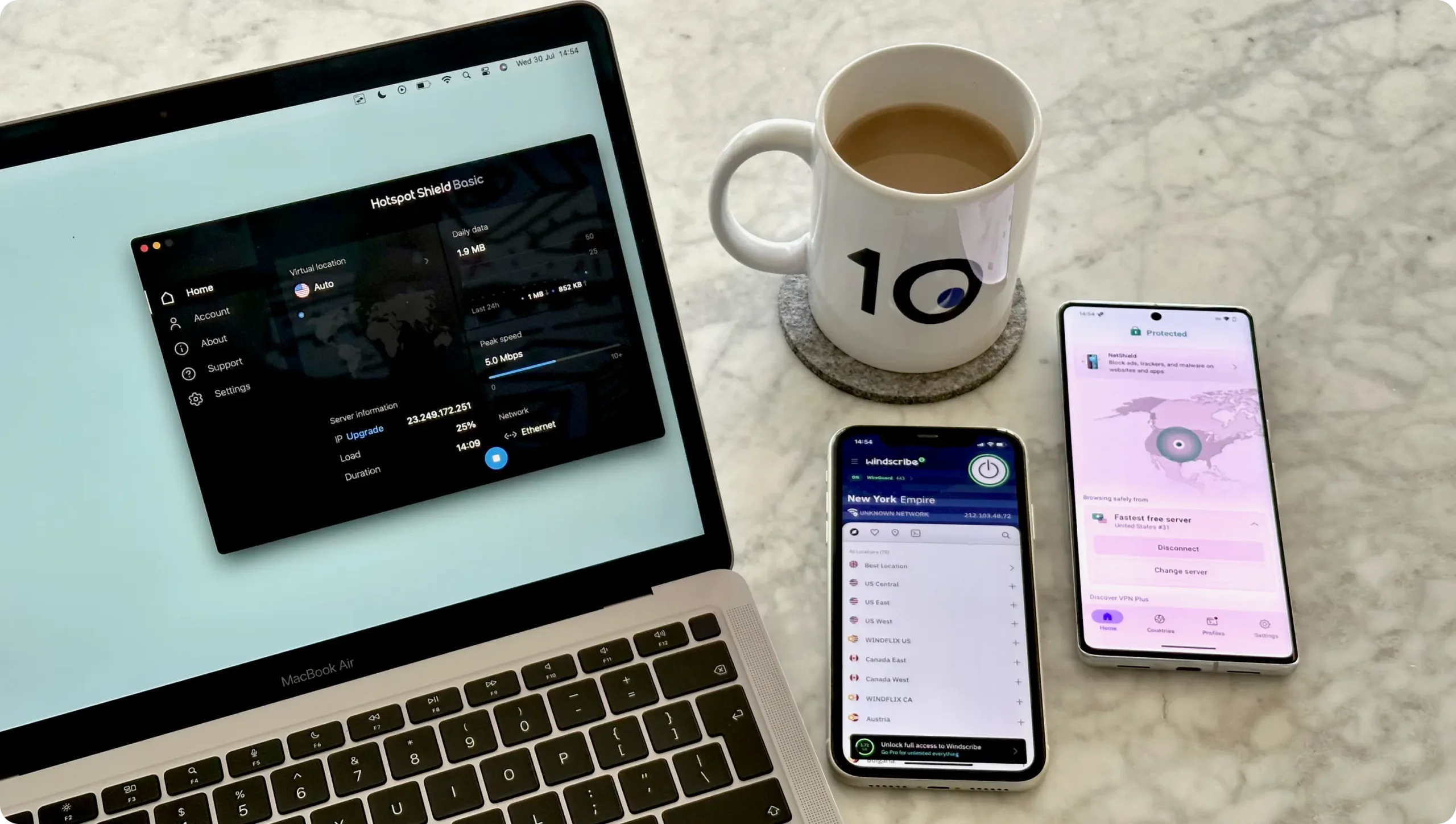 Les meilleurs services VPN gratuits : ProtonVPN sur un téléphone Android, Windscribe sur un iPhone et Hotspot Shield Basic sur un MacBook Air